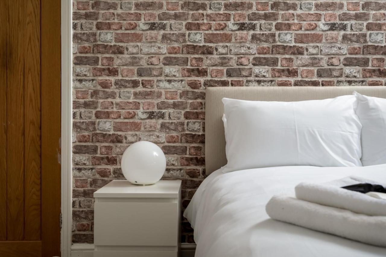 Market Street 5 Min Walk To Town Centre *