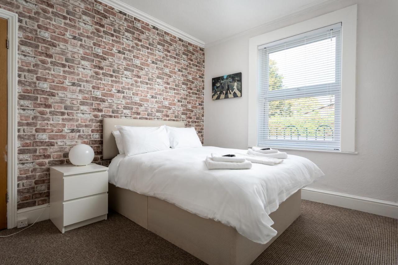 Market Street 5 Min Walk To Town Centre *
